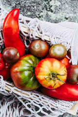 Assortiment de différentes variétés de tomates fraîches du potager