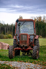 Obraz premium Old brown vintage tractor in the countryside.