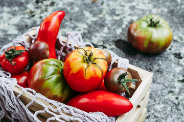 Assortiment de différentes variétés de tomates fraîches du potager