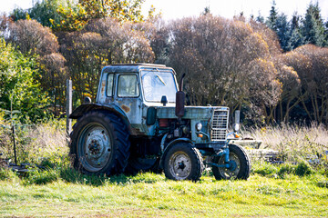 Naklejka premium Old vintage blue tractor in the countryside.