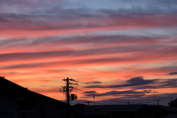 夕焼け雲と電柱のシルエット