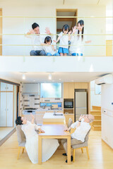 Obraz premium マイホームで楽しく過ごす3世代家族