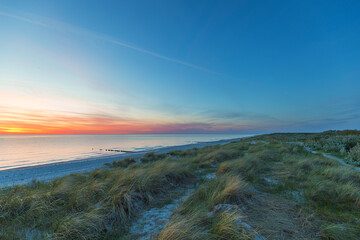 Sonnenuntergang am Meer traumhaft sch&ouml;n mit den D&uuml;nen und dem Sandstrand an der Ostsee