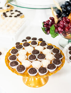 Doces e festas. Brigadeiro e beijinho de coco.