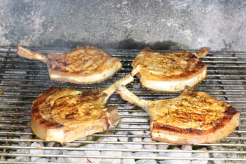 Tomahawksteaks auf dem Grill.