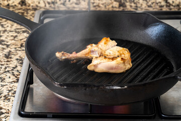 Clos eup phtoto of chicken meat and grill pan.