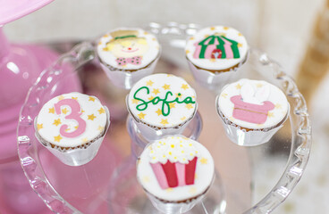 Vamos comemorar meu aniversário? Suporte de acrilico com mini bolinhas de aniversário. Cupcakes....