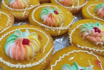 Cakes, bakeries, skins made with marmalade. There is a cream of iridescent color, made in the shape of a spiral.