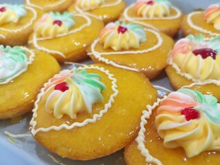 Cakes, bakeries, skins made with marmalade. There is a cream of iridescent color, made in the shape of a spiral.