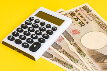 【ビジネス】白色の電卓と一万円札　経済