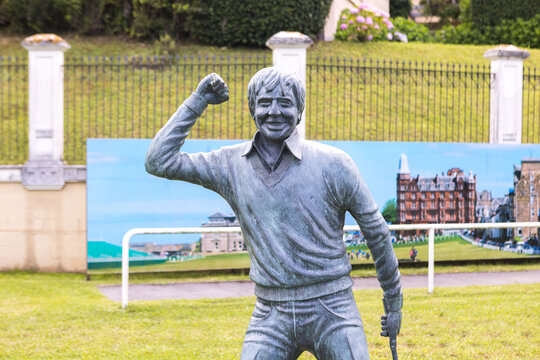 Pedre&ntilde;a (Cantabria), Spain &ndash; June 28, 2022: Medium shot of the statue of the late golf player Severiano Ballesteros in his hometown of Pedre&ntilde;a. Severiano Ballesteros was one of the best golf players.