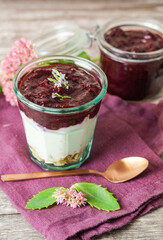 Verrine de yaourt surmontée de compote de rhubarbe à la mûre