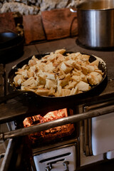Kaiserschmarren wird am Tischherd zubereitet
