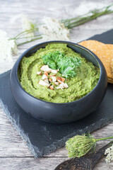 Bol de tartinade au chou kale et avocat