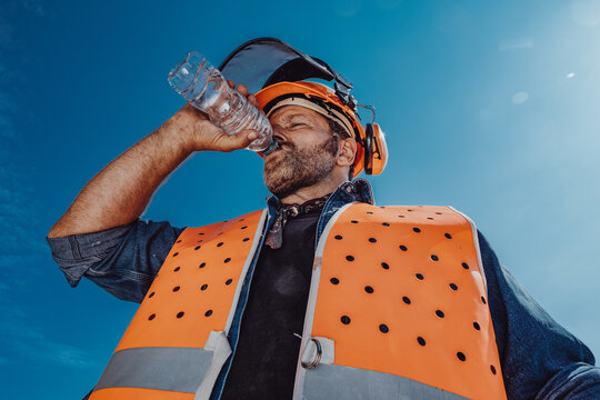 Arbeiter in Sicherheitskleidung schwitzt in der Sonne