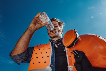 Arbeiter in Sicherheitskleidung schwitzt in der Sonne