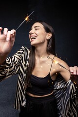 Obraz premium Portrait of a young woman with sparklers.