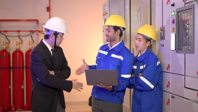 Senior general manager making a hand shake with engineer team.