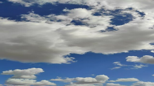 Timelapse cielo azul con nubes. Vertical. Horizontal. 4K