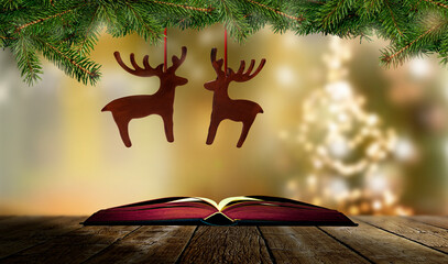 Buch mit Weihnachtsgeschichte vor Weihanchtsbaum