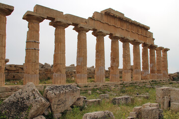 Fototapeta premium ruined roman temple in selinunte in sicily (italy)
