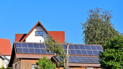 Solardach zur nachhaltigen Stromerzeugung auf Nebengebäude