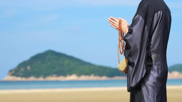 海で僧侶が供養している海洋散骨のイメージ