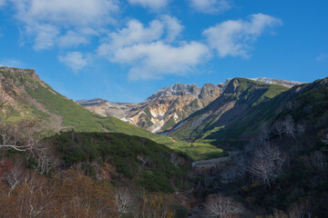 初冠雪の山頂と青空

