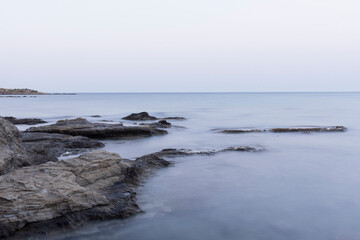 Fototapeta na wymiar Foto del oceano con rocas en primer plano 