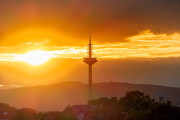 Europaturm (Fernsehturm) in Frankfurt am Main beim Sonnenuntergang im Sommer, Silhouette