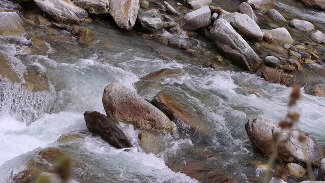 tosendes Wasser des Stillupbach im gleichnamigen Tal, Zillertaler Alpen, Tirol, Oesterreich, Mayrhofen