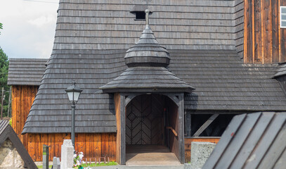 A beautiful long-standing wooden church © TomaszGwóźdźFoto