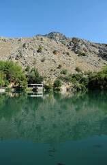 Fototapeta na wymiar Le lac de Votomos à Zaros près d'Agioi Déka en Crète
