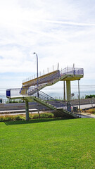 Puente para peatones sobre la carretera del Maresme, Barcelona, Catalunya, España, Europa