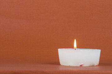 Obraz na płótnie Canvas candle.laid on a brown background with copy space for design