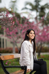 Mujer peruano japonesa posa en medio de los árboles de cerezo