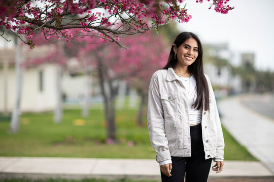 Mujer peruano japonesa posa en medio de los &aacute;rboles de cerezo