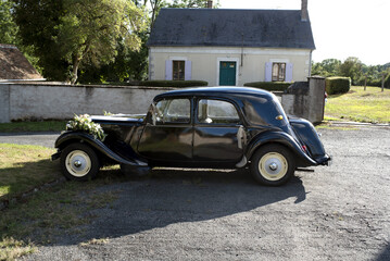 Une ancienne voiture de collection dans un village français