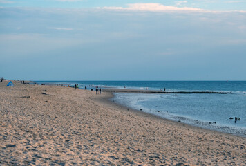 Weite Übersicht über einen Abschnitt des Brandenburger Strandes in Westerland auf der deutschen Nordseeinsel Sylt im Sommer mit vielen, nicht erkennbaren Besuchern 