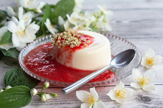 Pannao cotta de fleurs de reine des pr&eacute;s et son coulis de fraise