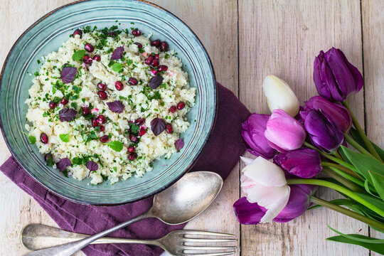 Semoule de chou-fleur en salade avec des grains de grenade et pouse de shiso