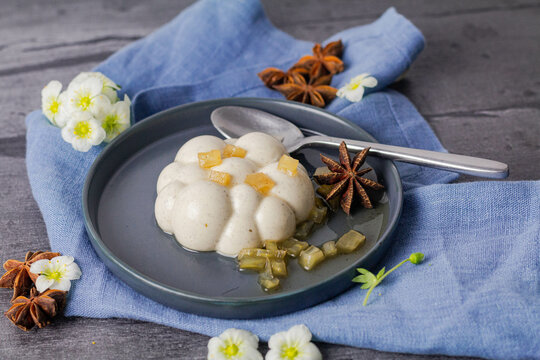 Panna cotta comme un nuage dans une assiette avec fleur de badiane et fenouil confit