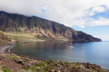 vista general de la zona de las playas, con el mar en calma, en el hierro, islas canarias.