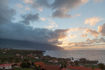 Paisaje de el golfo desde las puntas, al atardecer, en la frontera, el hierro.