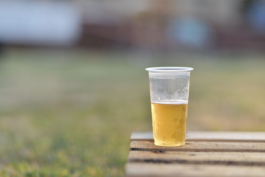 Birra fresca in un campo aperto 