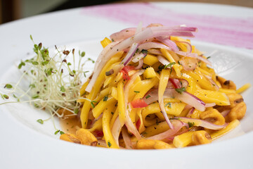 hot and cold entrees such as ceviche, octopus, asparagus, medallions, and tarts
