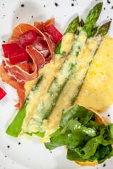 hot and cold entrees such as ceviche, octopus, asparagus, medallions, and tarts
