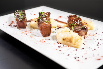 hot and cold entrees such as ceviche, octopus, asparagus, medallions, and tarts
