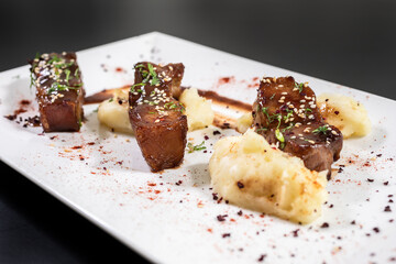 hot and cold entrees such as ceviche, octopus, asparagus, medallions, and tarts
