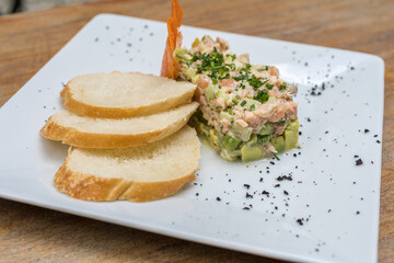 hot and cold entrees such as ceviche, octopus, asparagus, medallions, and tarts
